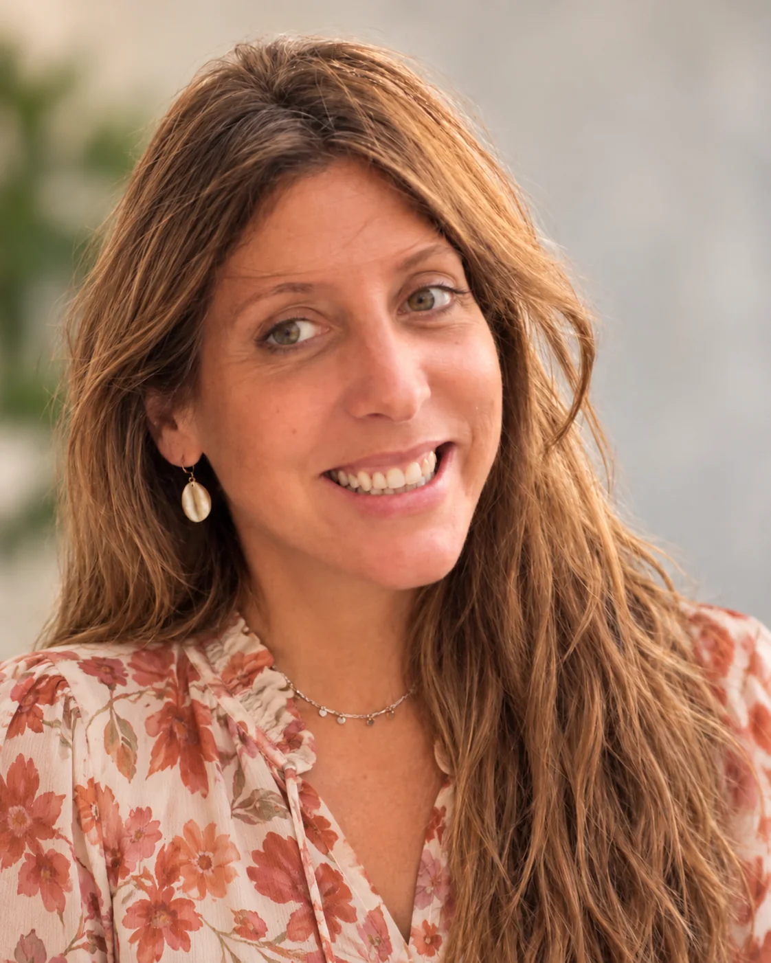 María Paz Spotorno sonriendo, con blusa de flores